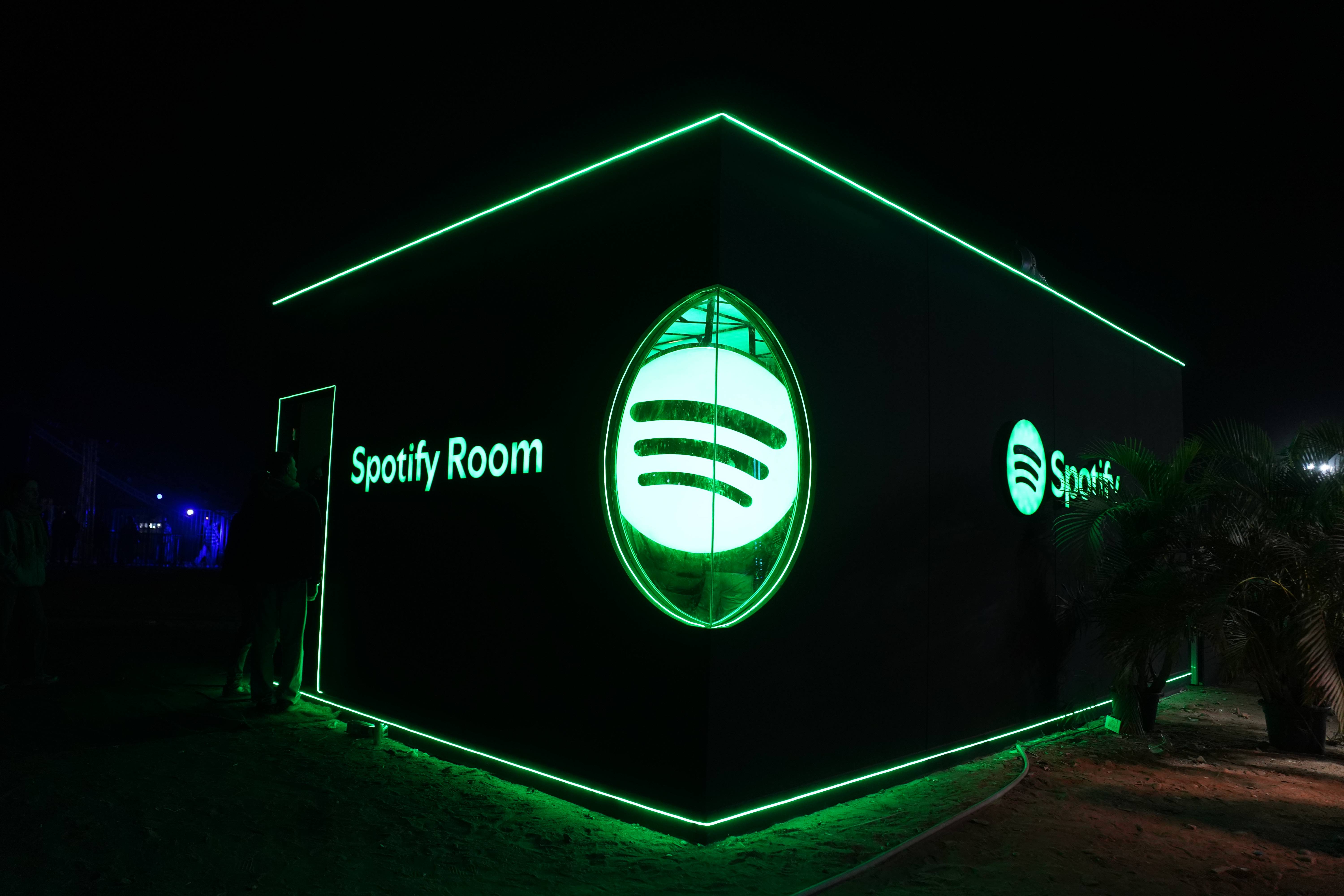 Room & Lounge