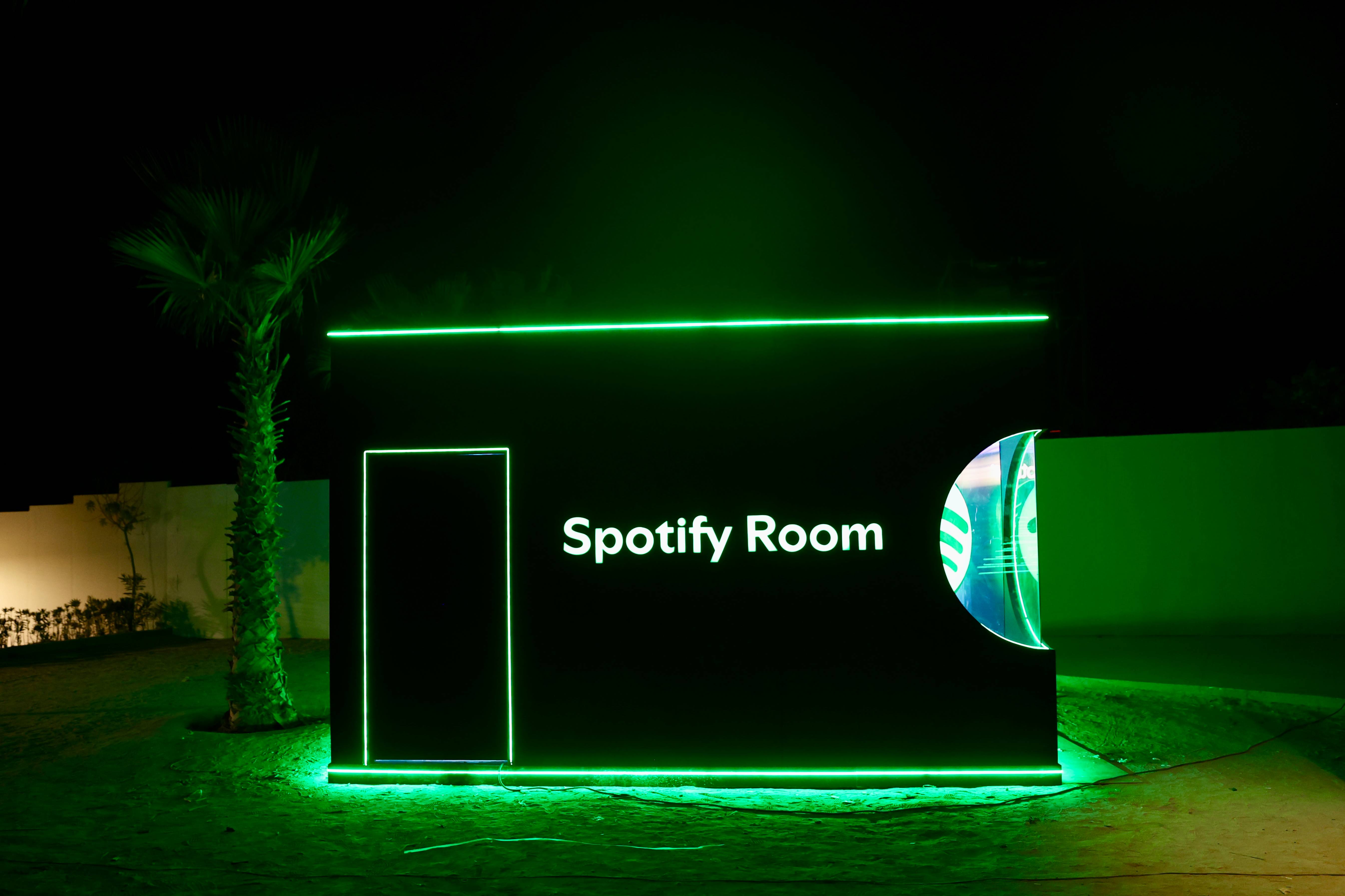 Room & Lounge