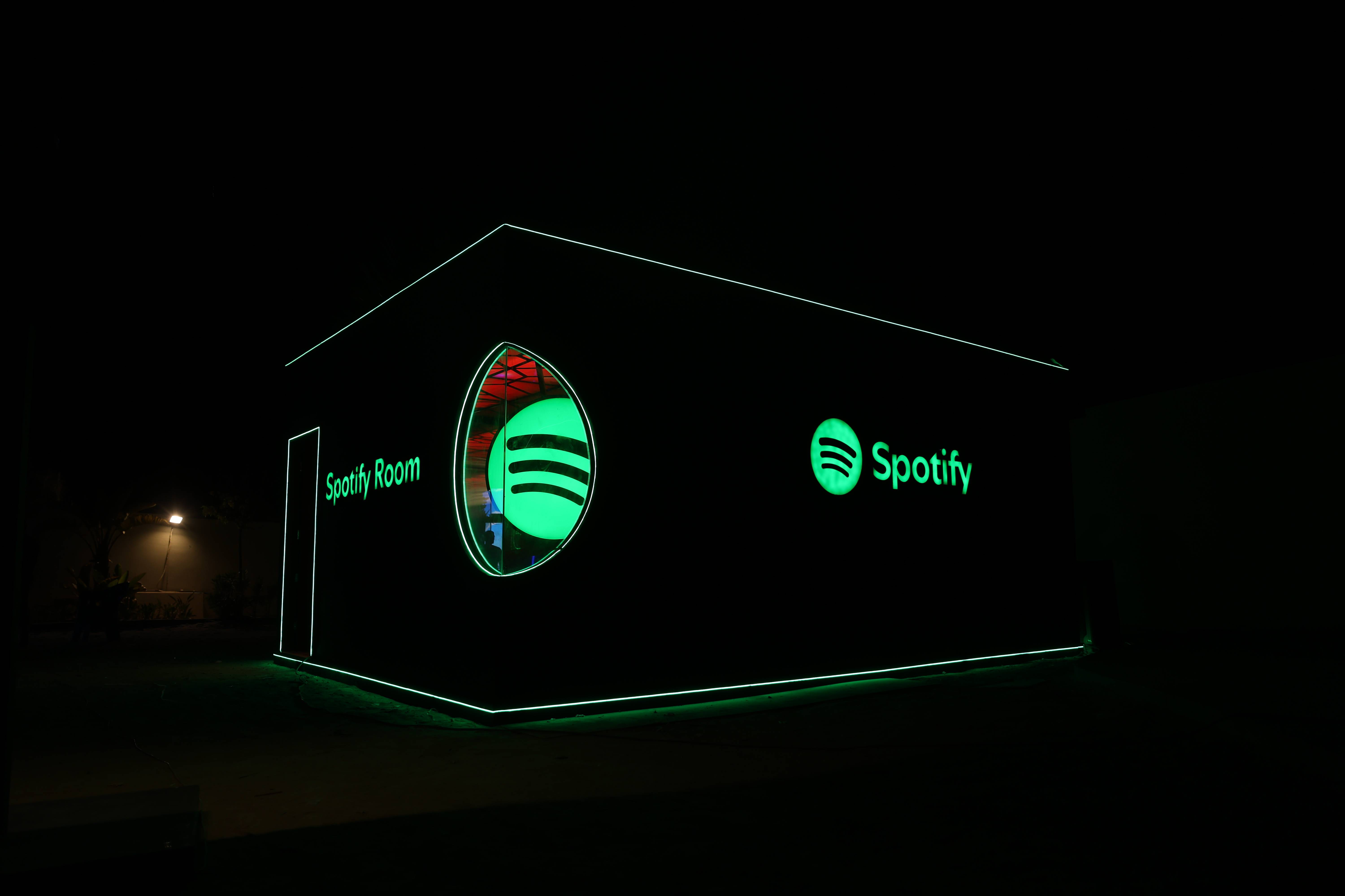 Room & Lounge
