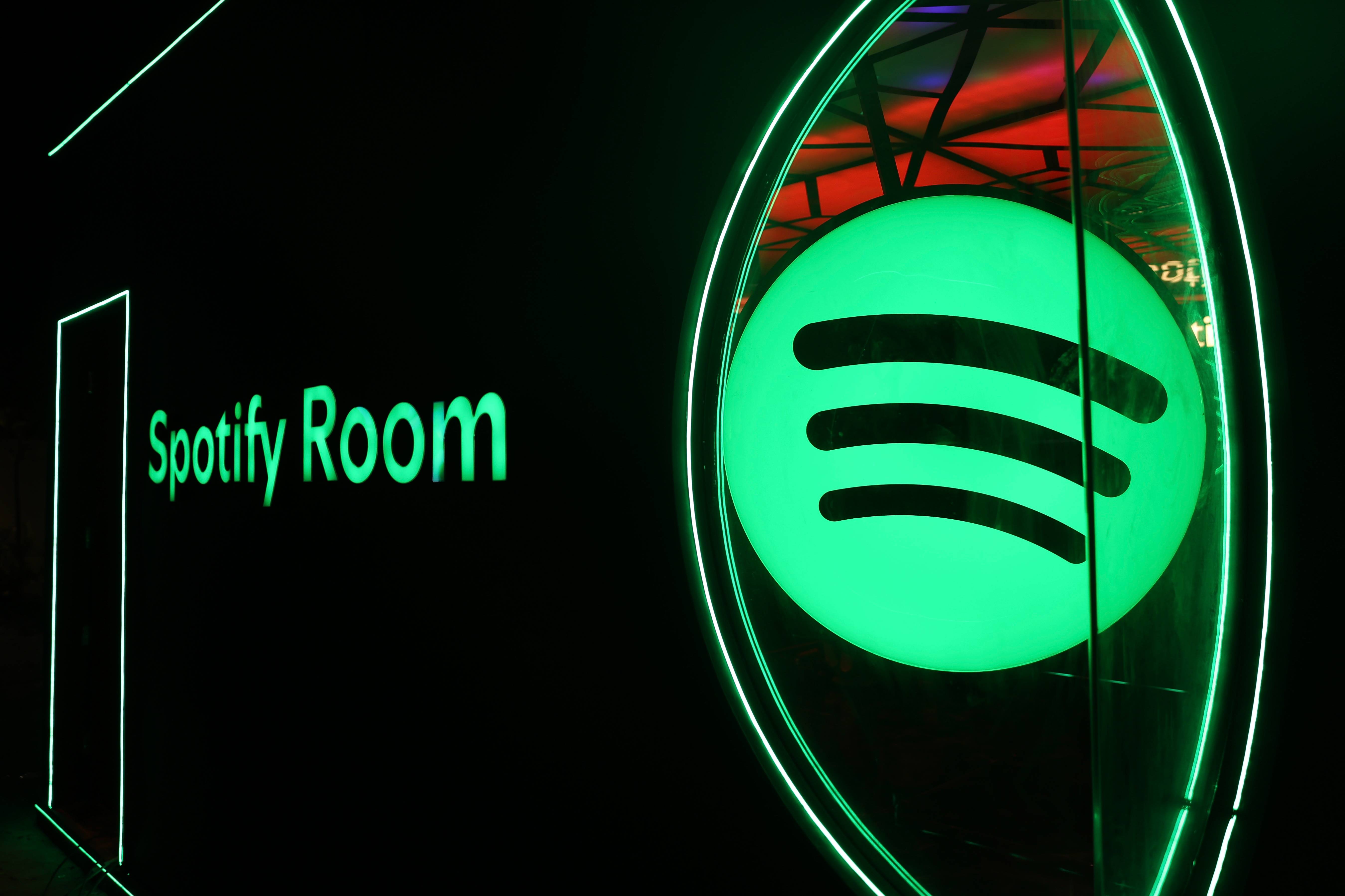 Room & Lounge