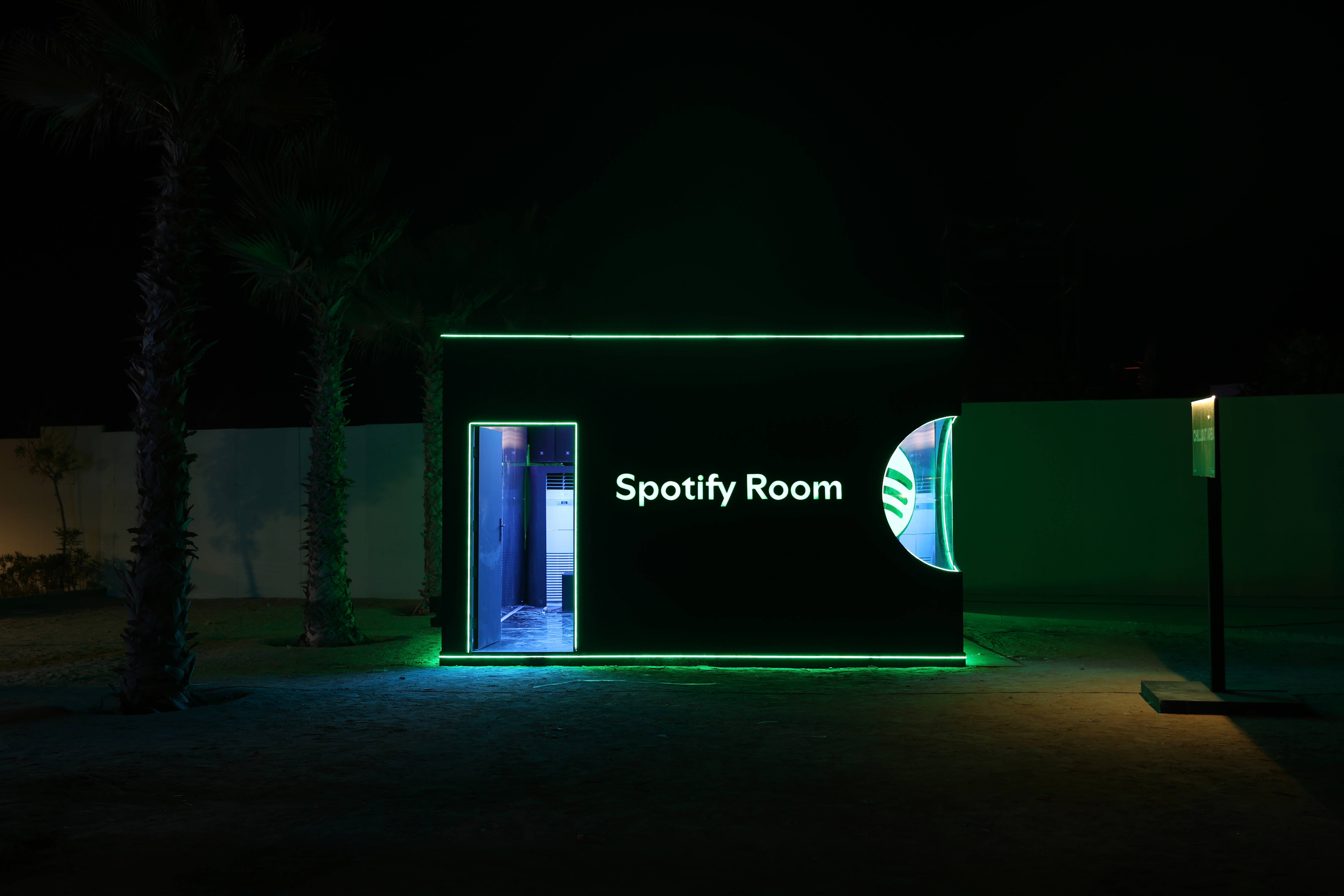 Room & Lounge