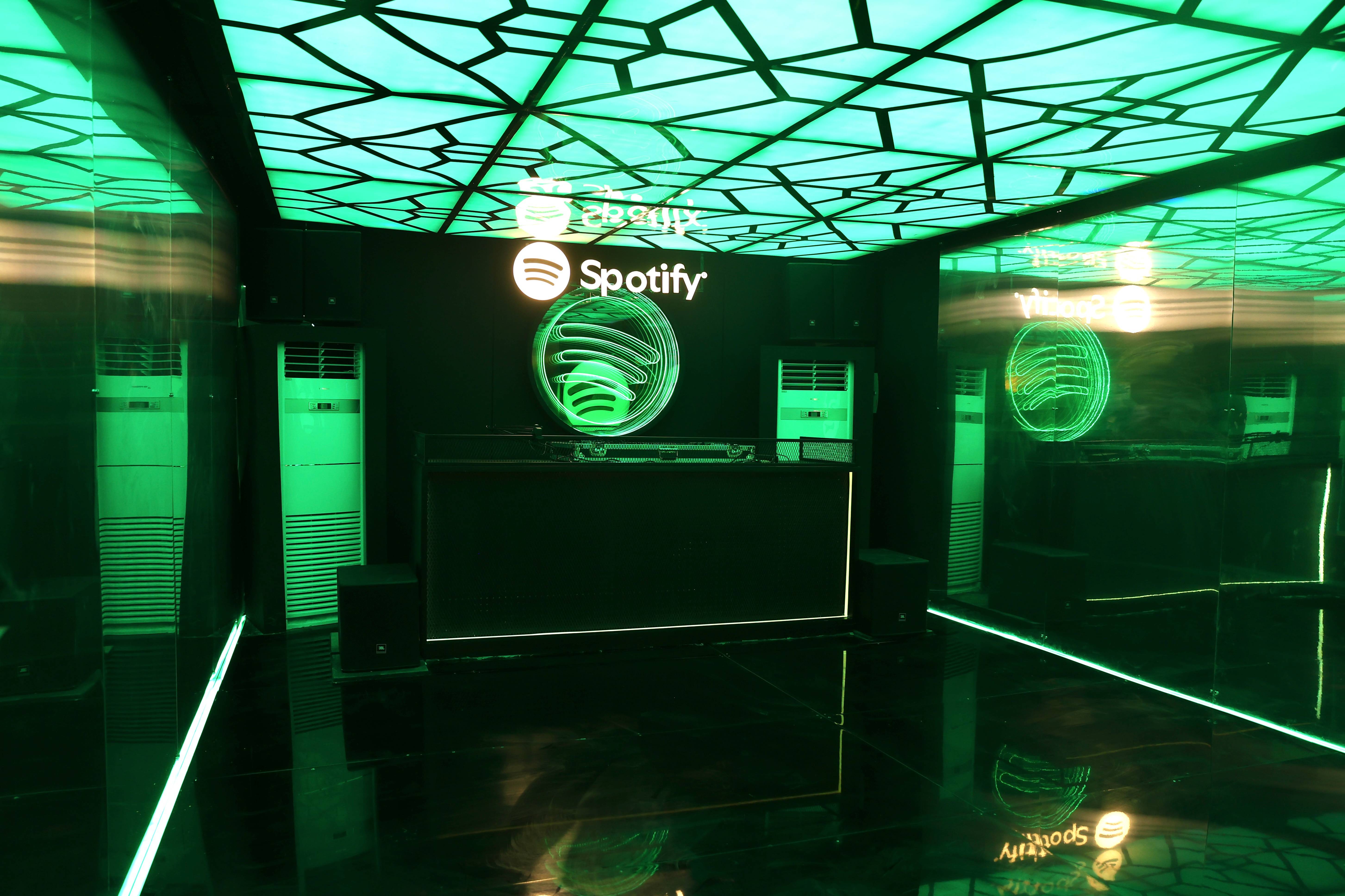Room & Lounge